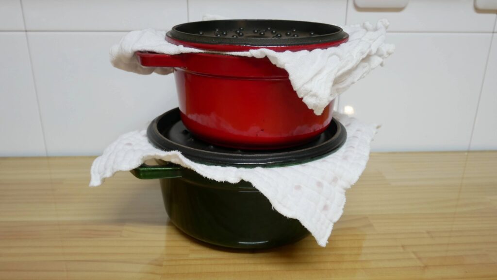 ストウブを重ねて収納している写真